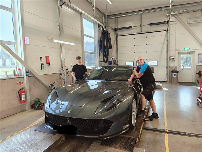 Reidar besiktar en Ferrari 812 Superfast